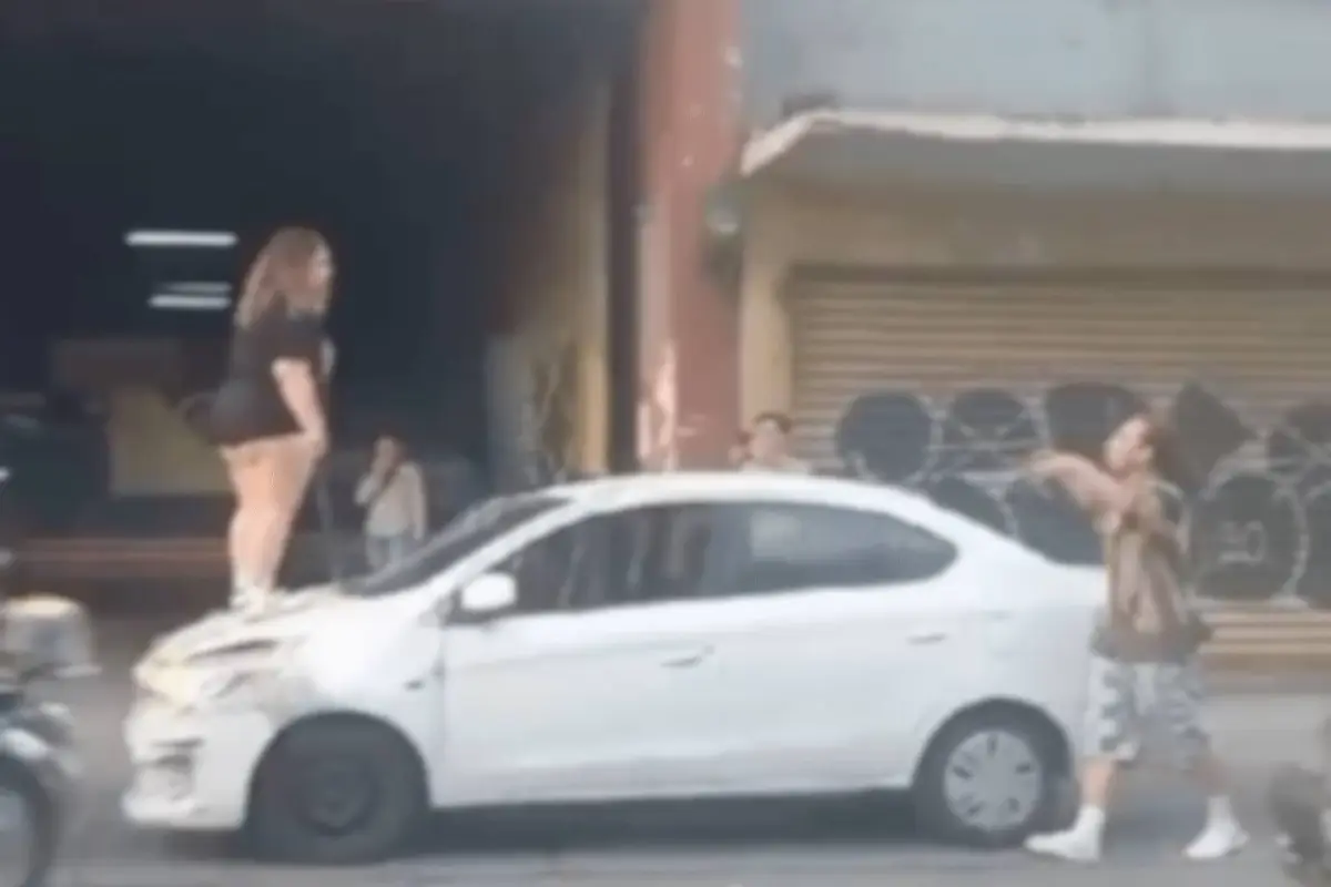 mujer-que-destrozo-el-carro-de-su-pareja-en-la-calle-marti.png, 