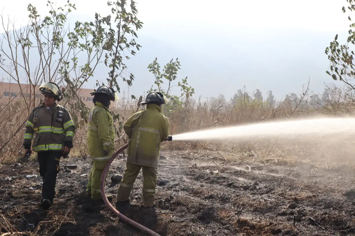 Durante el sábado pasado, Bomberos Voluntarios apagaron un incendio que amenazaba una gasolinera en km. 29 de ruta al Pacífico.