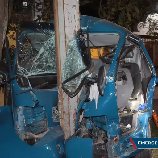 Camión chocado en la madrugada ,