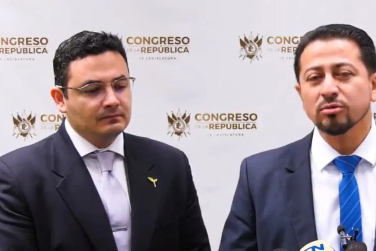 El presidente del Congreso, Nery Ramos; y el diputado Samuel Pérez al presentar la comisión. Foto: Congreso