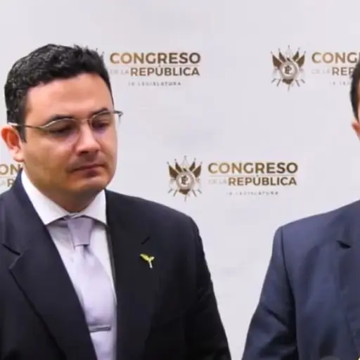 El presidente del Congreso, Nery Ramos; y el diputado Samuel Pérez al presentar la comisión. Foto: Congreso