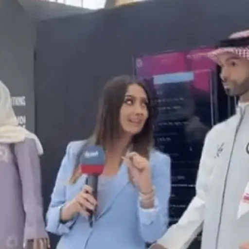 robot-humanoide-acosa-a-reportera ,