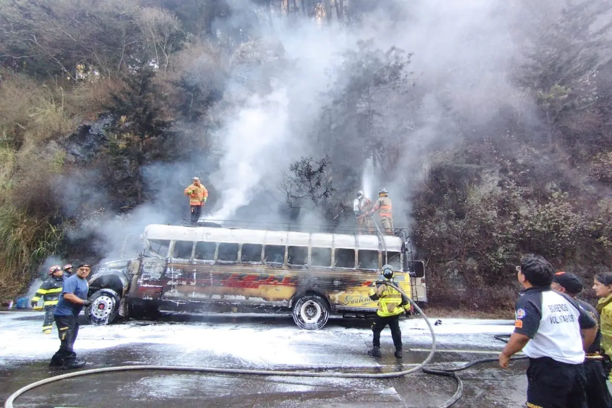 Ruta Interamericana con bus quemado, 