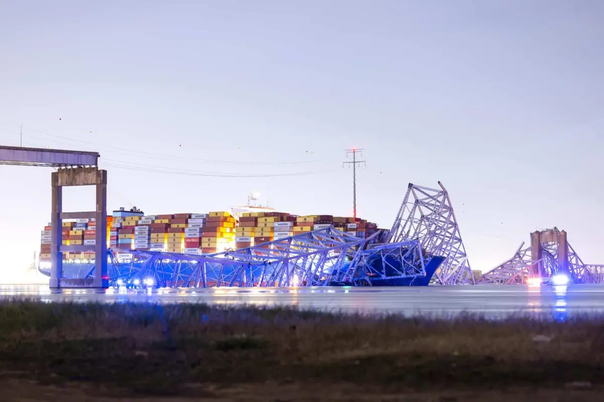 El puente Francis Scott Key se derrumbó después de que un barco contenedor chocó con él en Baltimore, Maryland, este martes.  Foto: EFE