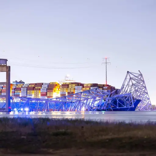 El puente Francis Scott Key se derrumbó después de que un barco contenedor chocó con él en Baltimore, Maryland, este martes.  Foto: EFE