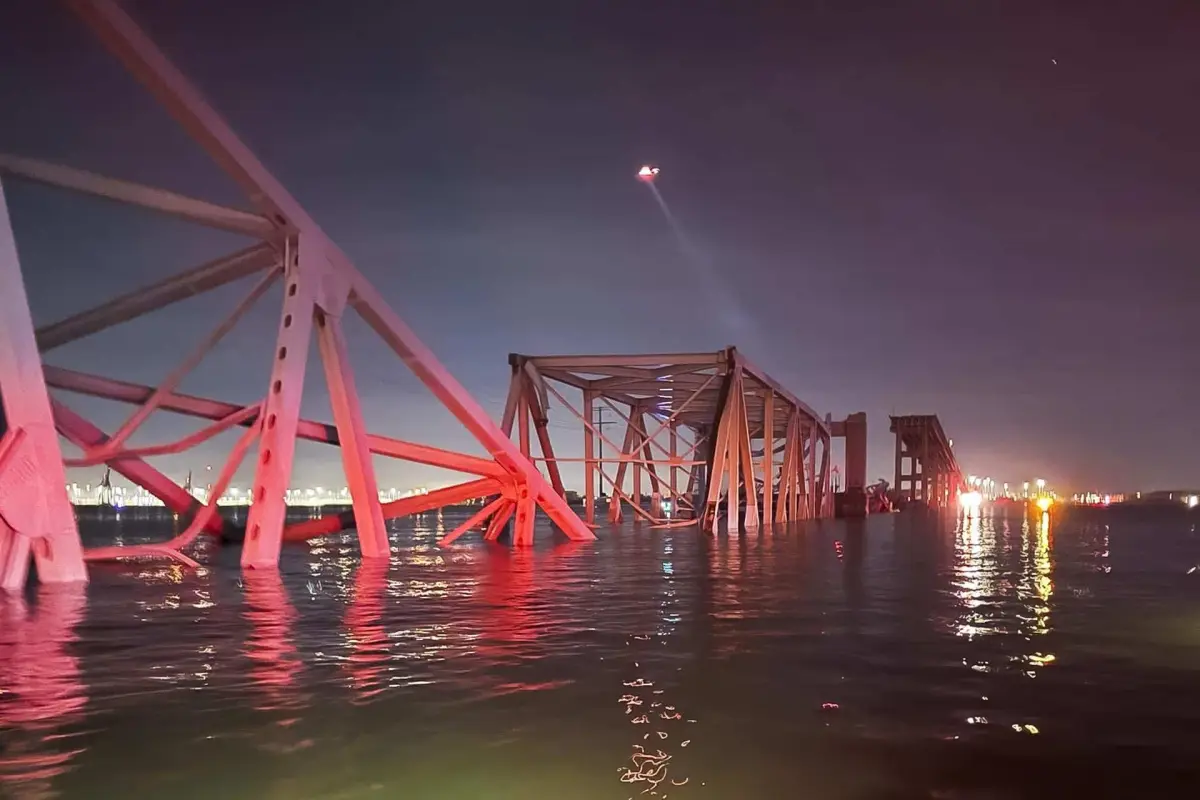 Imagen cedida por el Departamento de Bomberos de Baltimore (Estados Unidos) sobre el derrumbe de un puente a causa de la colisión de un buque. Foto: EFE