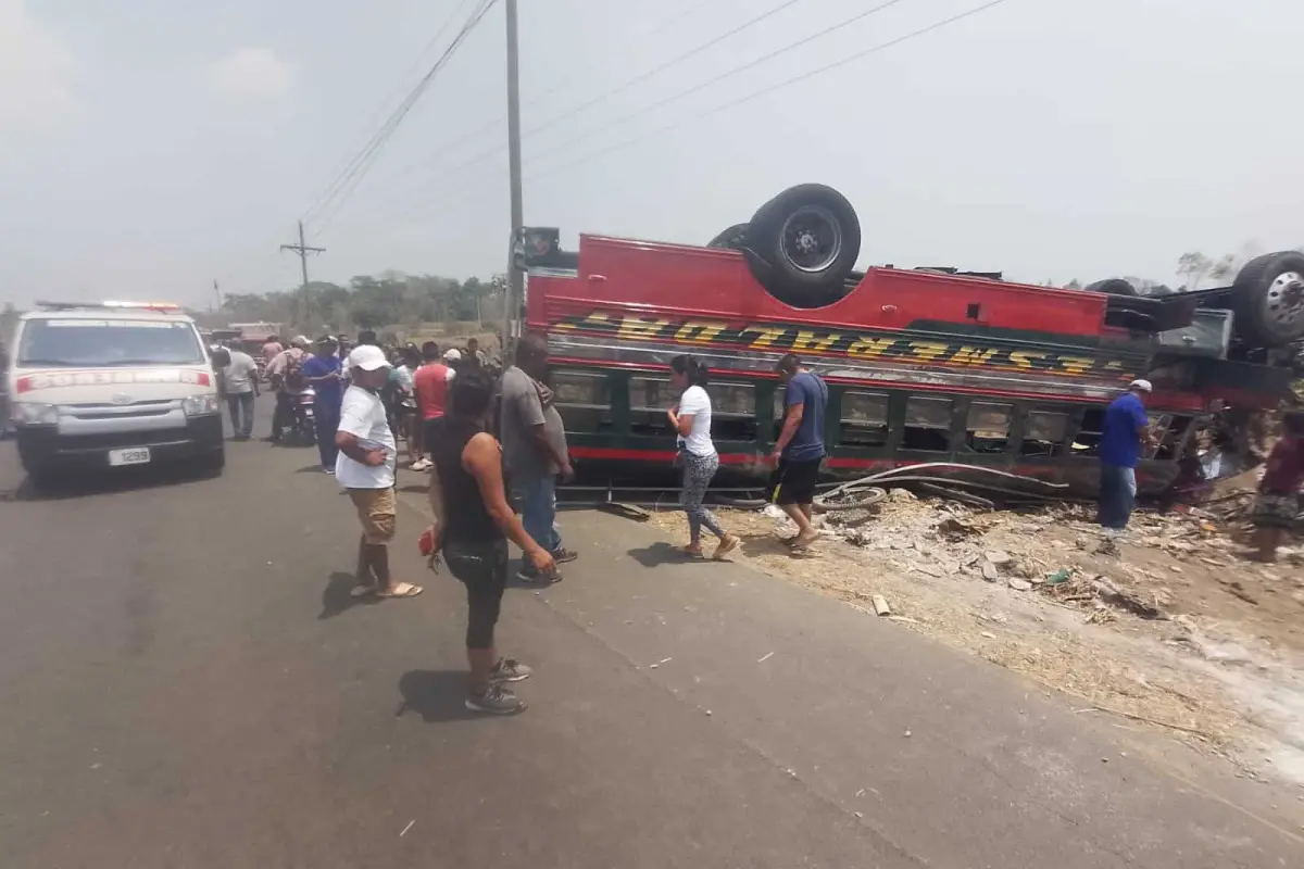 Autobús volcado en La Máquina, 