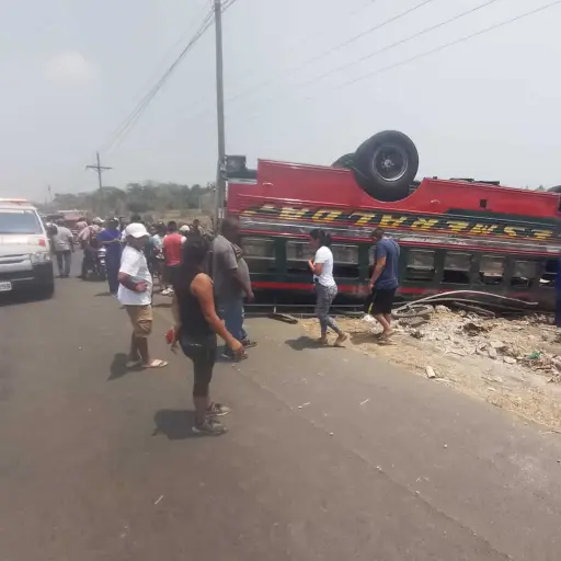 Autobús volcado en La Máquina ,