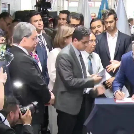 presidente-arevalo-sanciona-ley-cancer-emisoras-unidas ,