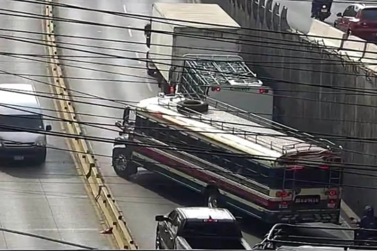 Imagen del incidente bajo el viaducto de El Obelisco, zona 10.