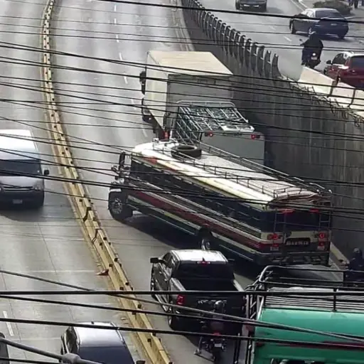 Imagen del incidente bajo el viaducto de El Obelisco, zona 10.