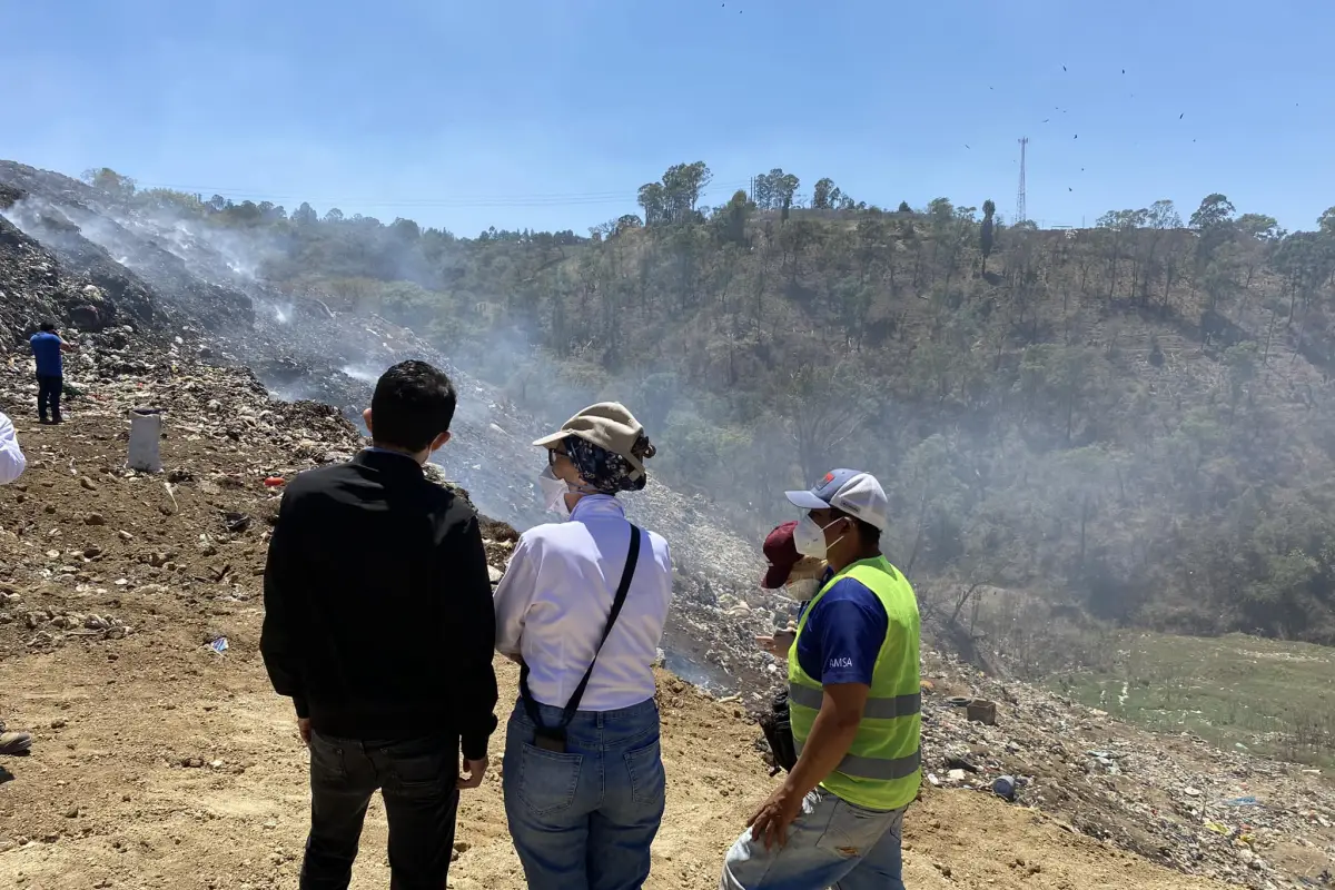 Autoridades verifican incendio en vertedero de Amsa. Foto: Gobernación Departamental de Guatemala