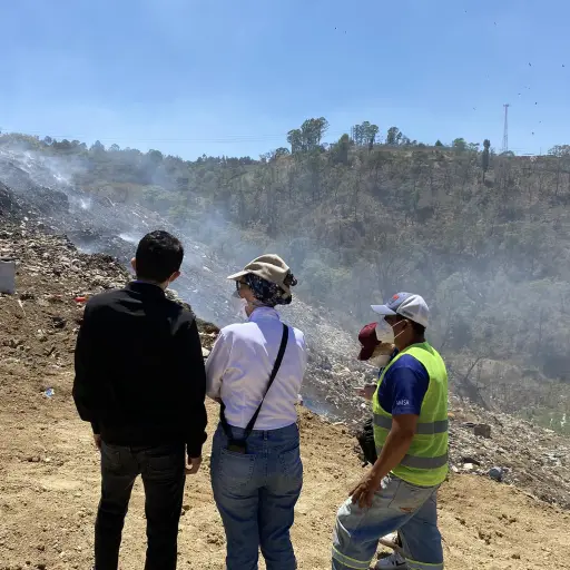 Autoridades verifican incendio en vertedero de Amsa. Foto: Gobernación Departamental de Guatemala