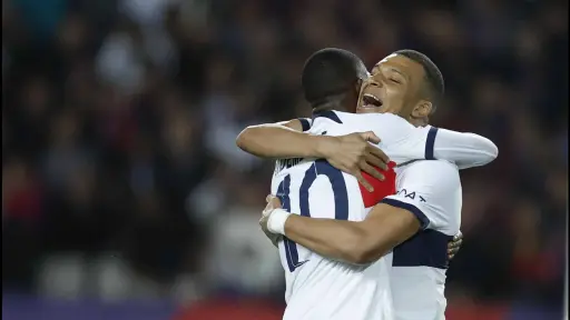 Dembélé defiende a Mbappé ante las constantes críticas