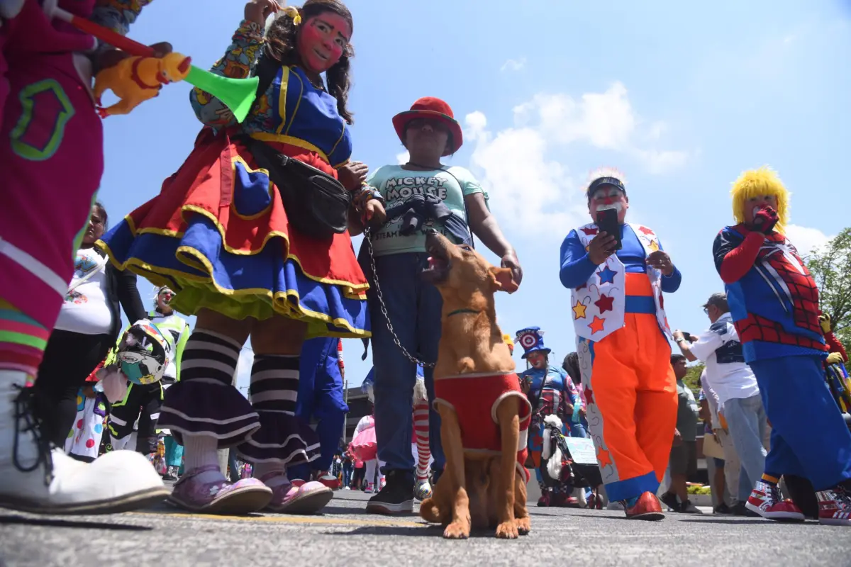 desfile-payasos-artistas-guatemala-emisoras-unidas8-scaled-1.jpeg, 