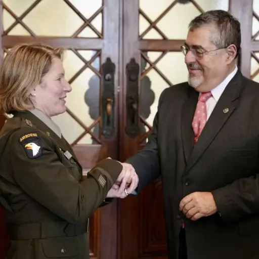 Bernardo Arevalo se reune con jefa del comando sur Abril 2024 ,