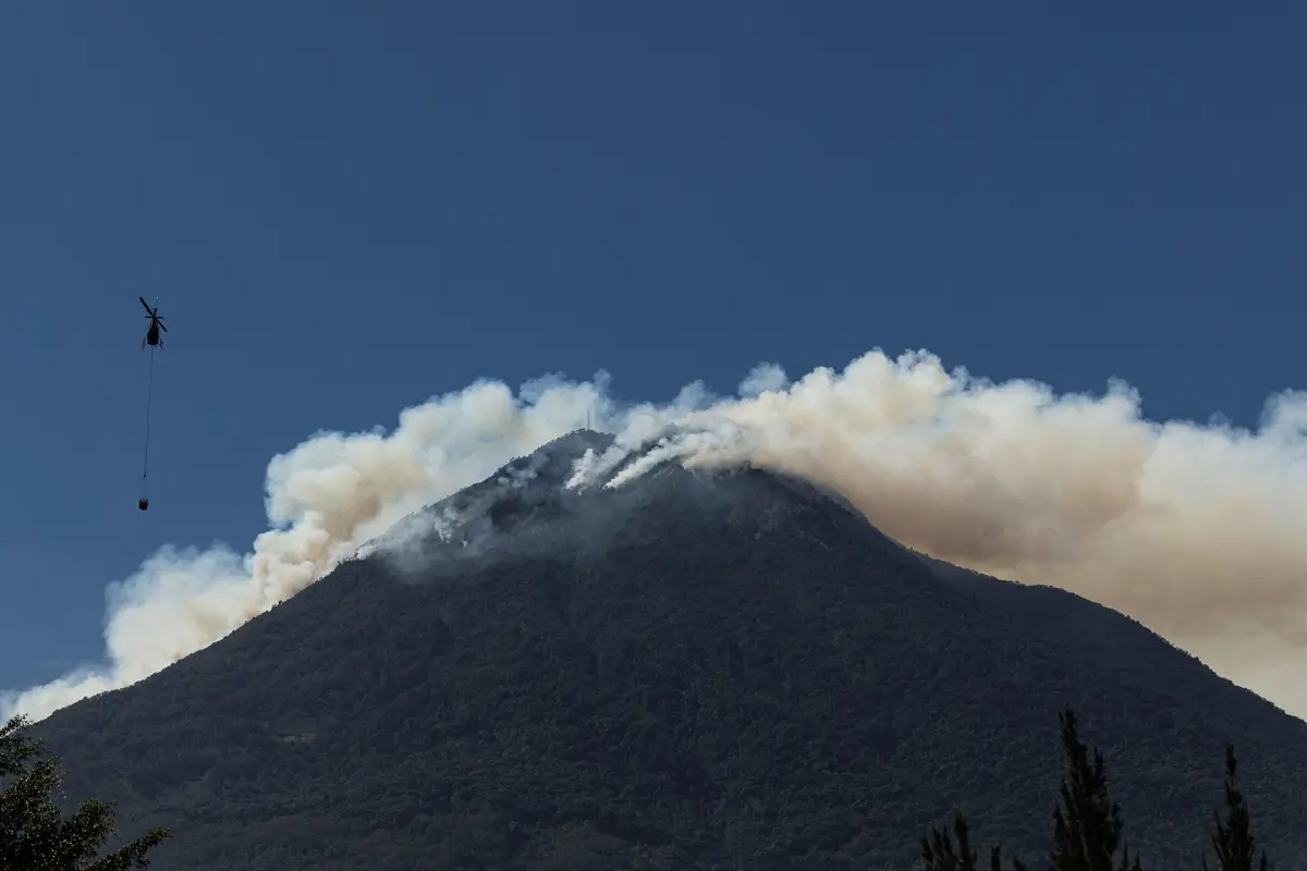 incendio-forestal-volcan-de-agua-emisoras-unidas.jpg, 