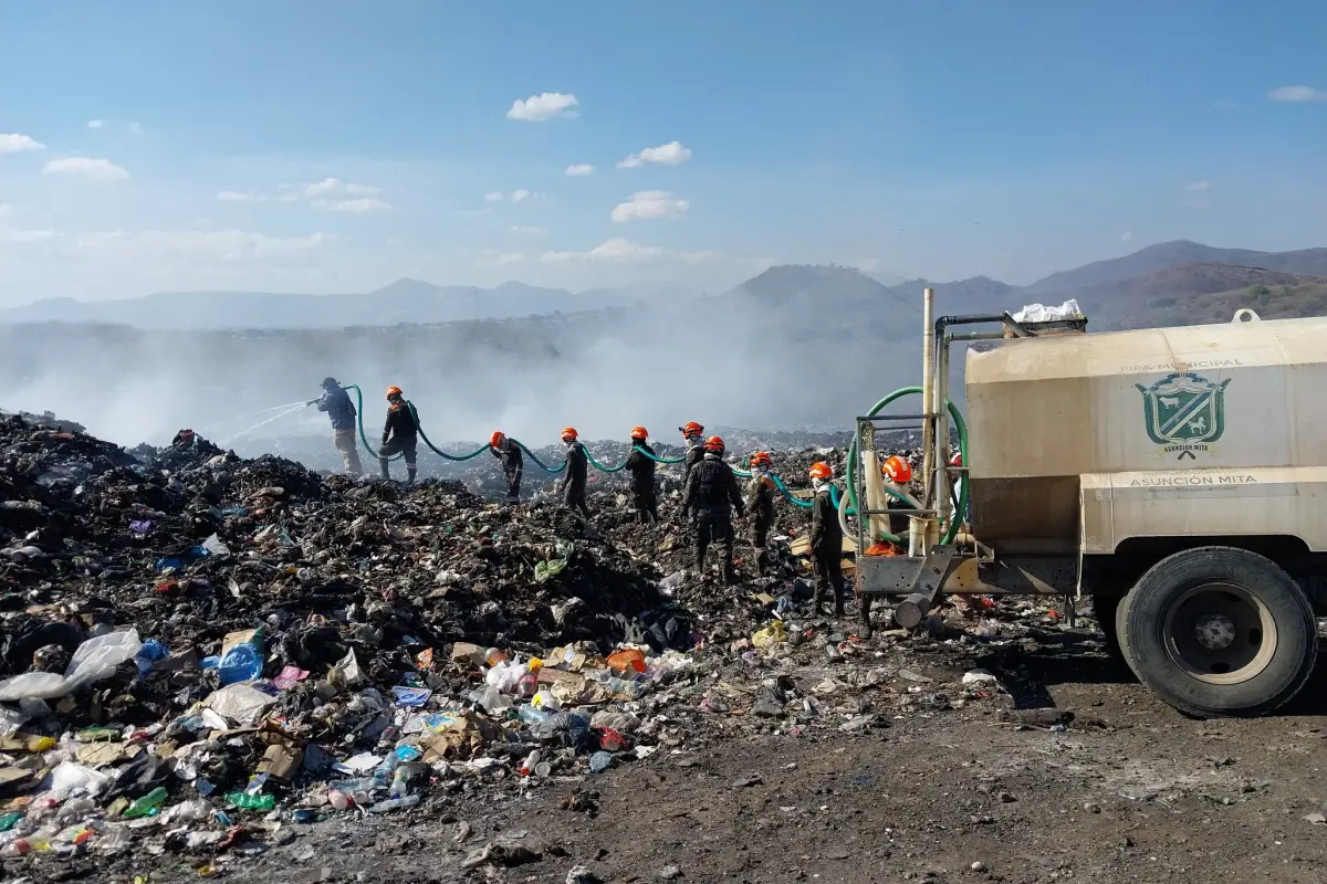 Bomberos trabajan para apagar un incendio en el vertedero de Asunción Mita, Jutiapa.