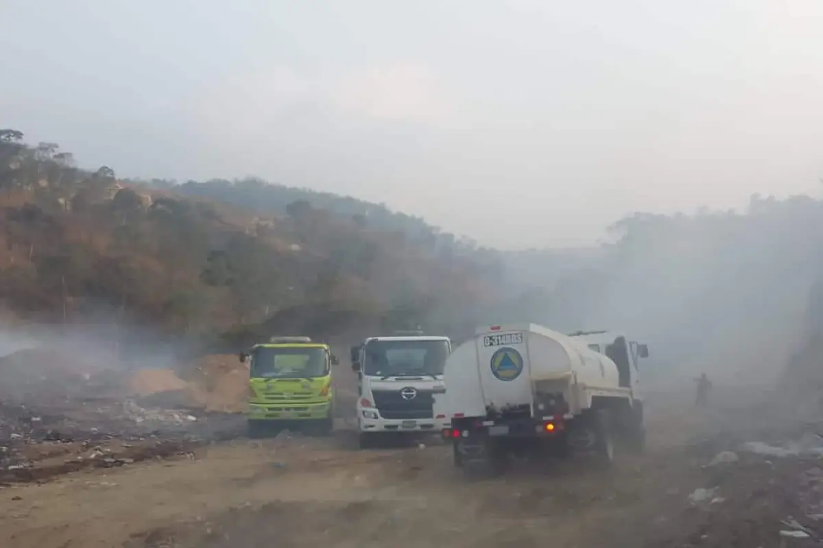 Se mantienen focos activos en el incendio del vertedero en ruta al Pacífico. Foto: Conred