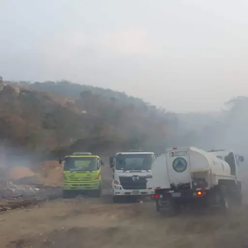 Se mantienen focos activos en el incendio del vertedero en ruta al Pacífico. Foto: Conred