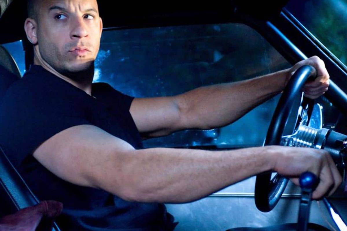 Mujer se compara con Toretto, cruza en rojo y mata a motorista