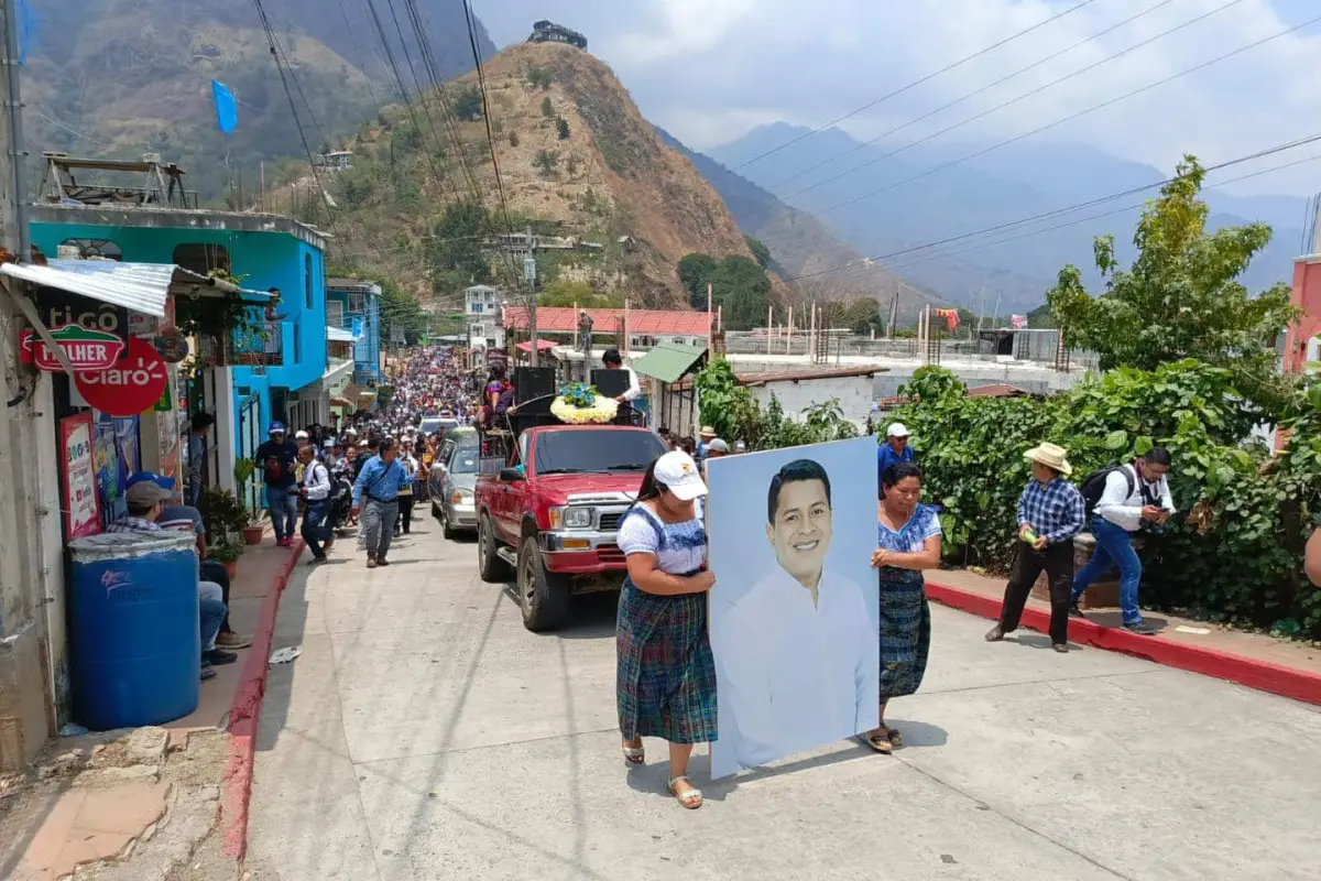 Cientos de vecinos salieron a recibir los restos del alcalde Daniel Chavajay. Foto: El Gráfico de Chimaltenango.