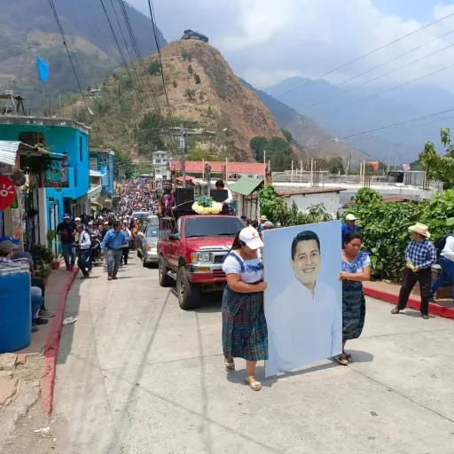 Cientos de vecinos salieron a recibir los restos del alcalde Daniel Chavajay. Foto: El Gráfico de Chimaltenango.