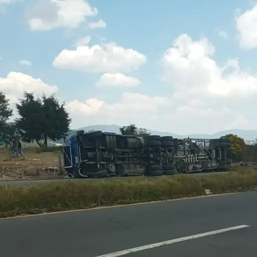camión cisterna volcado en el kilómetro 170 de la ruta Interamericana web ,