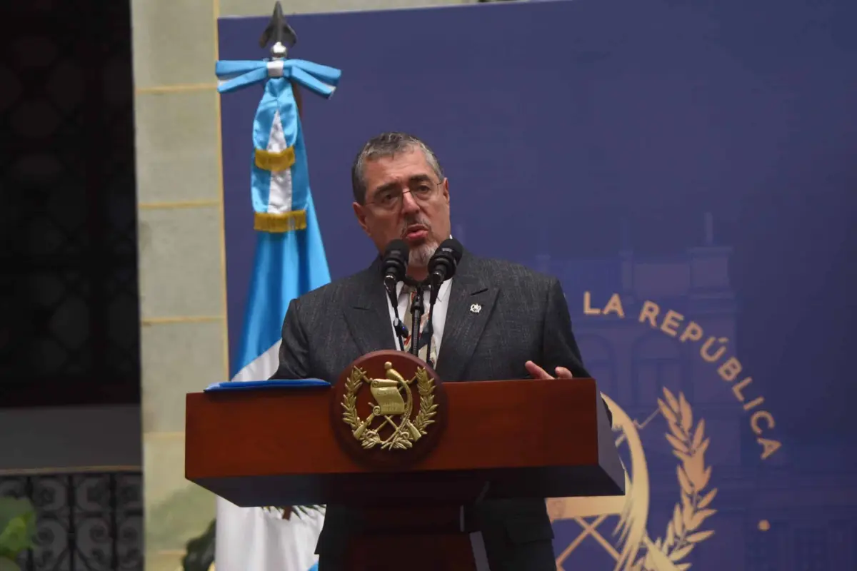 Bernardo arevalo denuncia vacunas rusas abril 2024, 