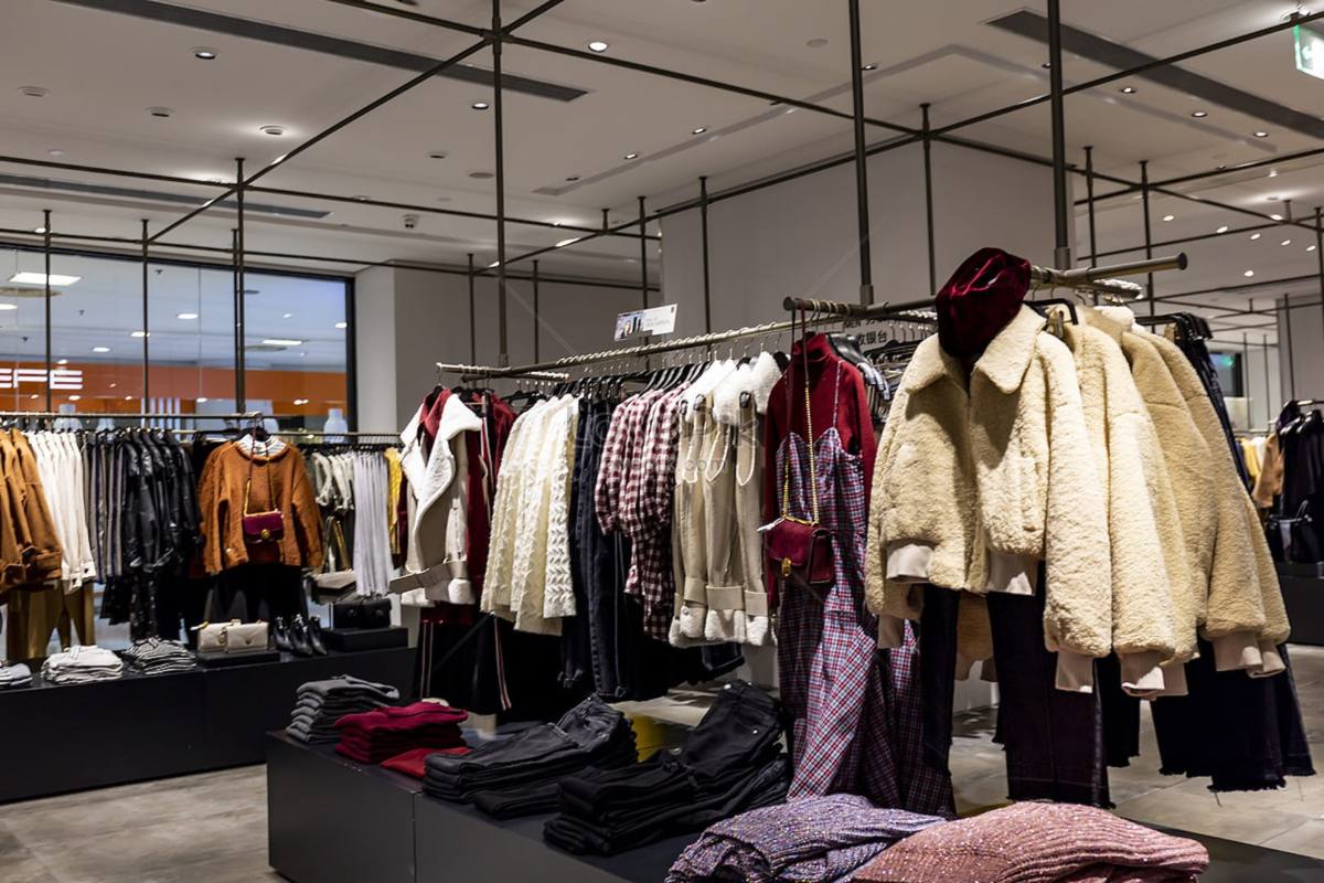 Se desploma piso de tienda de ropa en centro comercial
