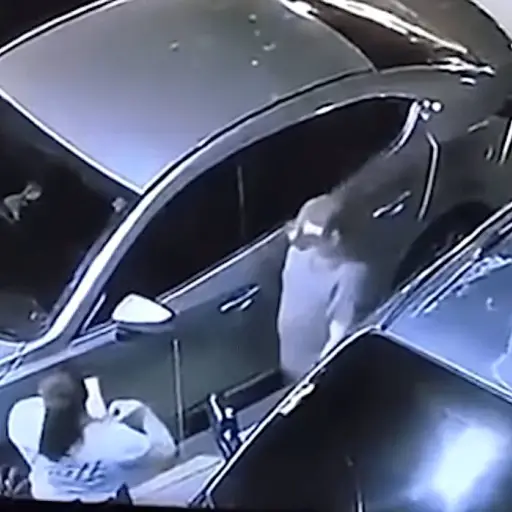 pareja-abre-carros-en-plaza-comercial-de-villa-nueva ,