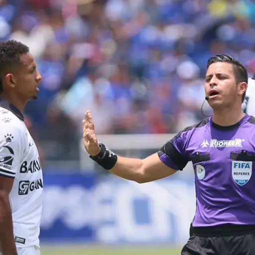 El árbitro central Sergio Reyna en un partido entre Comunicaciones y Cobán - Archivo