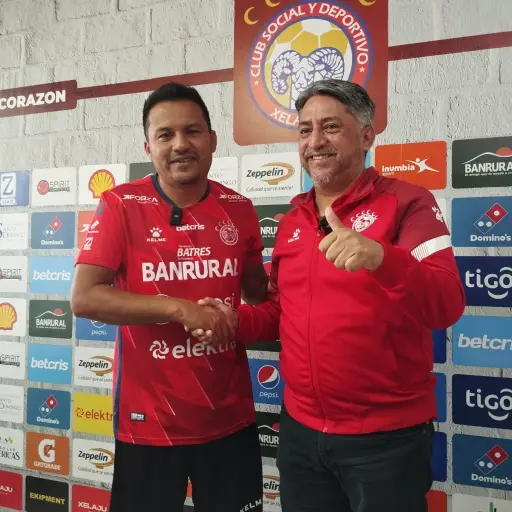El técnico Amarini Villatoro, junto a José Carlos López, presidente de Xelajú MC - Archivo