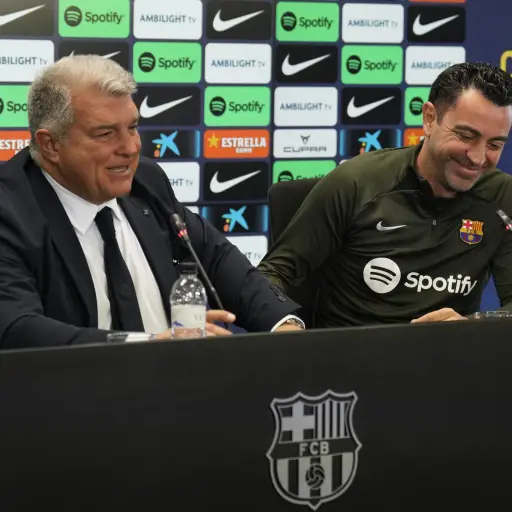 Joan Laporta junto a Xavi Hernández - Archivo