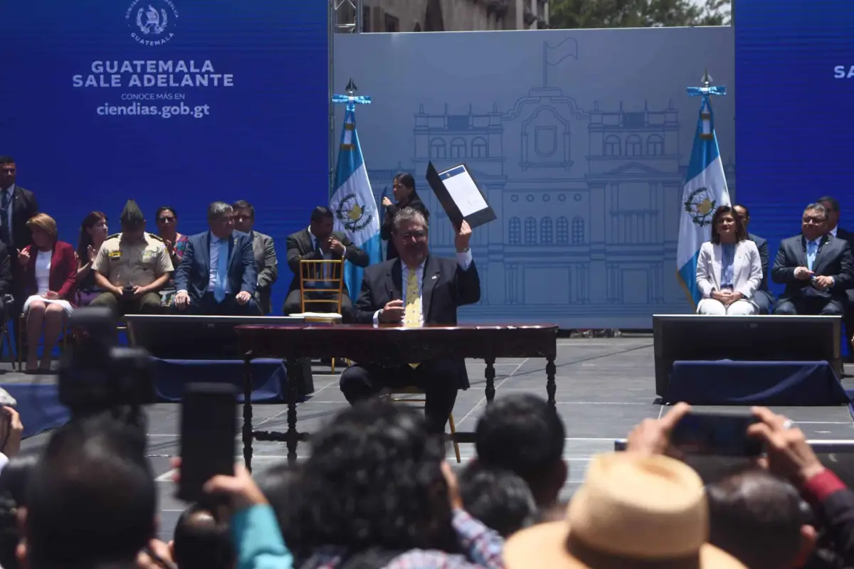 El presidente Arévalo firmó el documento en el que se plantea la reducción de su salario. Foto: Omar Solís/EU