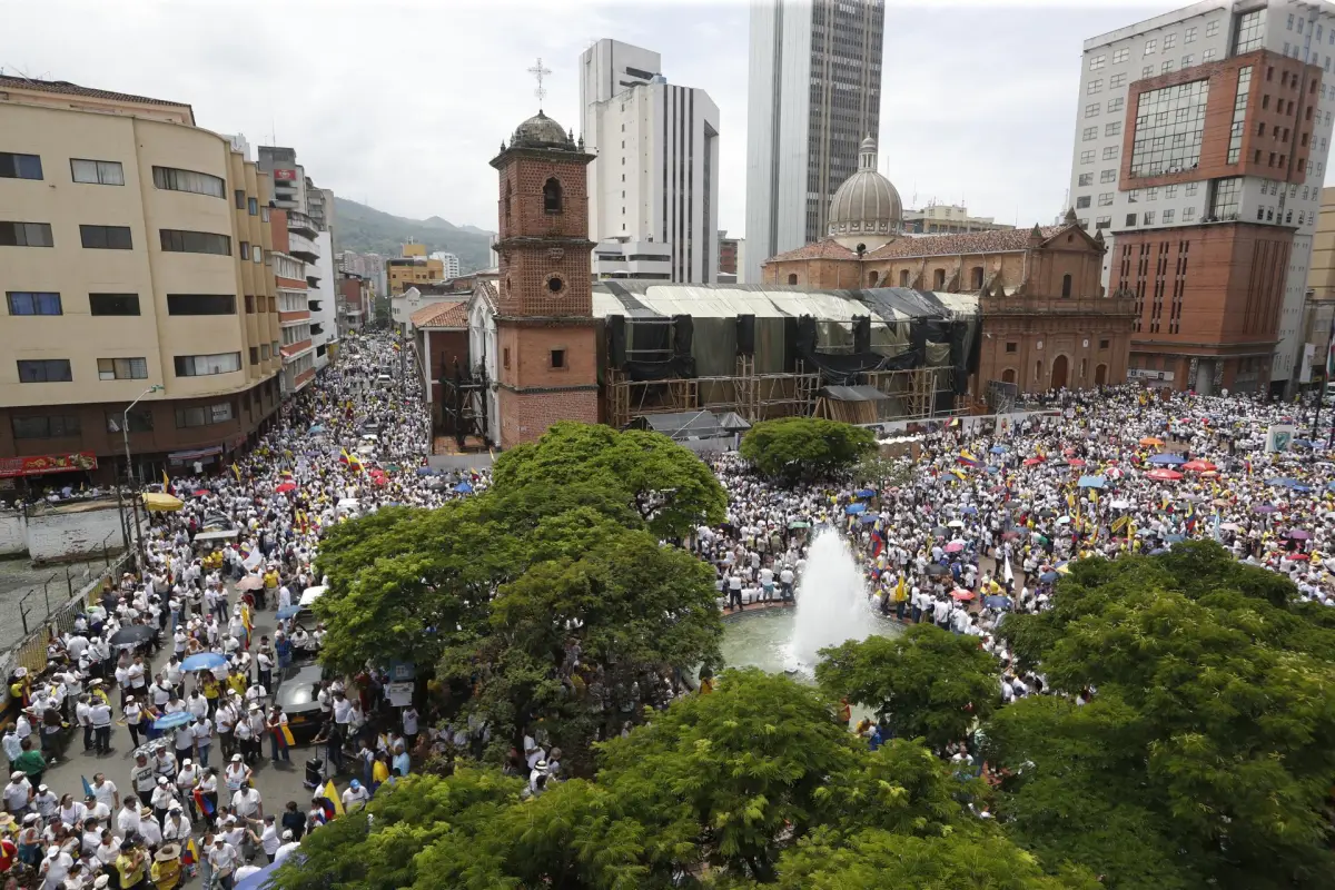 AME9261. CALI (COLOMBIA), 21/04/2024.- Manifestantes opositores al Gobierno de Gustavo Petro participan en una jornada de protesta este domingo en las calles de Cali (Colombia). Miles de colombianos empezaron a salir este domingo a las calles de Bogotá, M