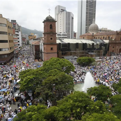 AME9261. CALI (COLOMBIA), 21/04/2024.- Manifestantes opositores al Gobierno de Gustavo Petro participan en una jornada de protesta este domingo en las calles de Cali (Colombia). Miles de colombianos empezaron a salir este domingo a las calles de Bogotá, M
