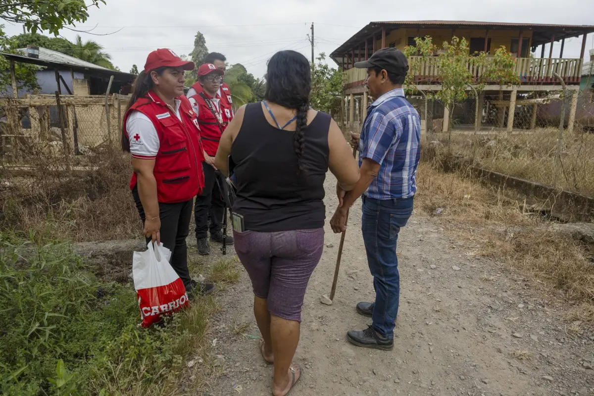 Líderes comunitarios de la aldea Jimeritos, que acoge migrantes en la ruta migratoria de personas en tránsito, dialogan con delegados de la Cruz Roja guatemalteca. Foto: EFE