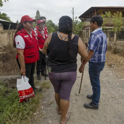 Líderes comunitarios de la aldea Jimeritos, que acoge migrantes en la ruta migratoria de personas en tránsito, dialogan con delegados de la Cruz Roja guatemalteca. Foto: EFE