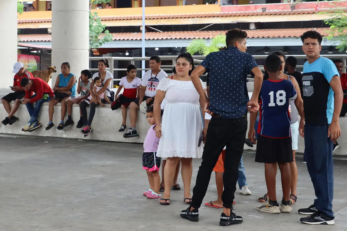 Migrantes reunidos en una calle de Tapachula, en Chiapas, México. Foto: EFE