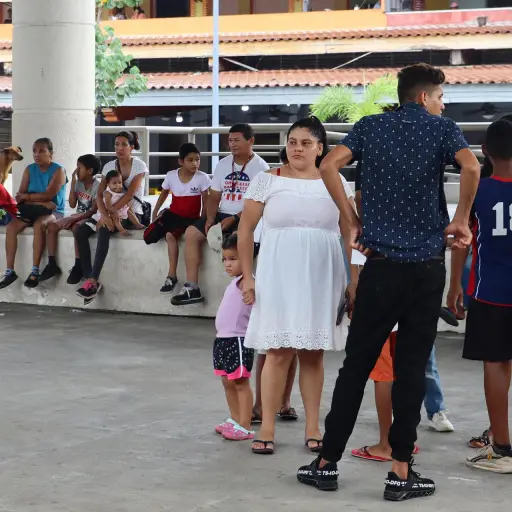 Migrantes reunidos en una calle de Tapachula, en Chiapas, México. Foto: EFE