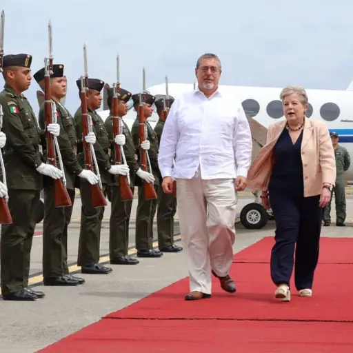 El mandatario Bernardo Arévalo se reunió con el Presidente de México, Andrés Manuel López Obrador, el 17 de mayo de 2024. Foto con fines ilustrativos: Gobierno de Guatemala.