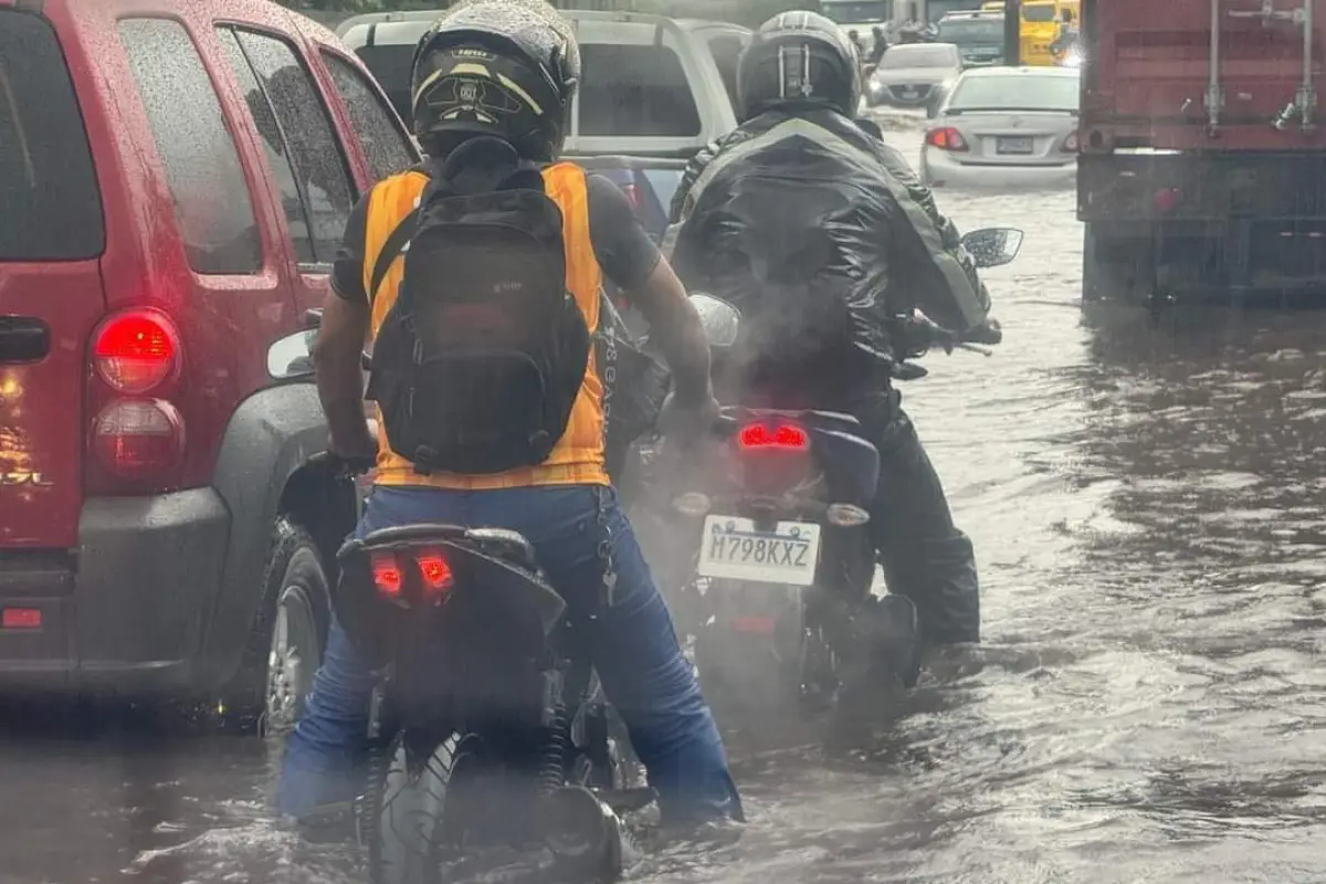 Inundación en ruta al Pacífico complica tránsito, 