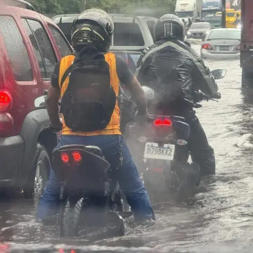 Inundación en ruta al Pacífico complica tránsito ,