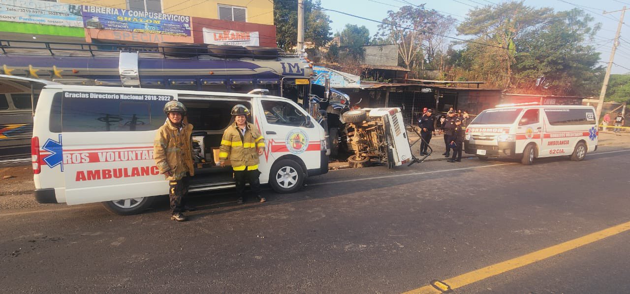 Bus choca contra picop en Barberena Santa Rosa | 