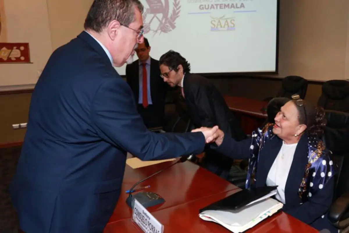 Arevalo-y-Consuelo-Porras-en-el-saludo-de-febrero-1.jpeg,