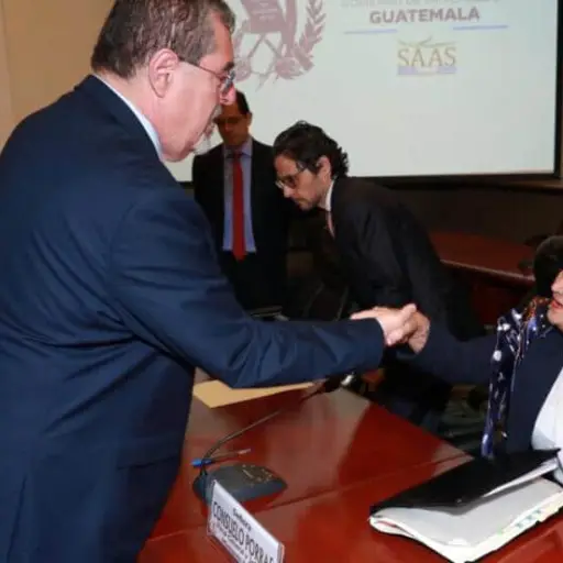 Arévalo y Consuelo Porras en el saludo de febrero ,