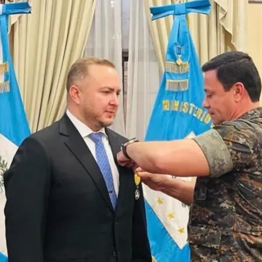 El exdiputado José Ubico recibió la condecoración del Ejército en 2022