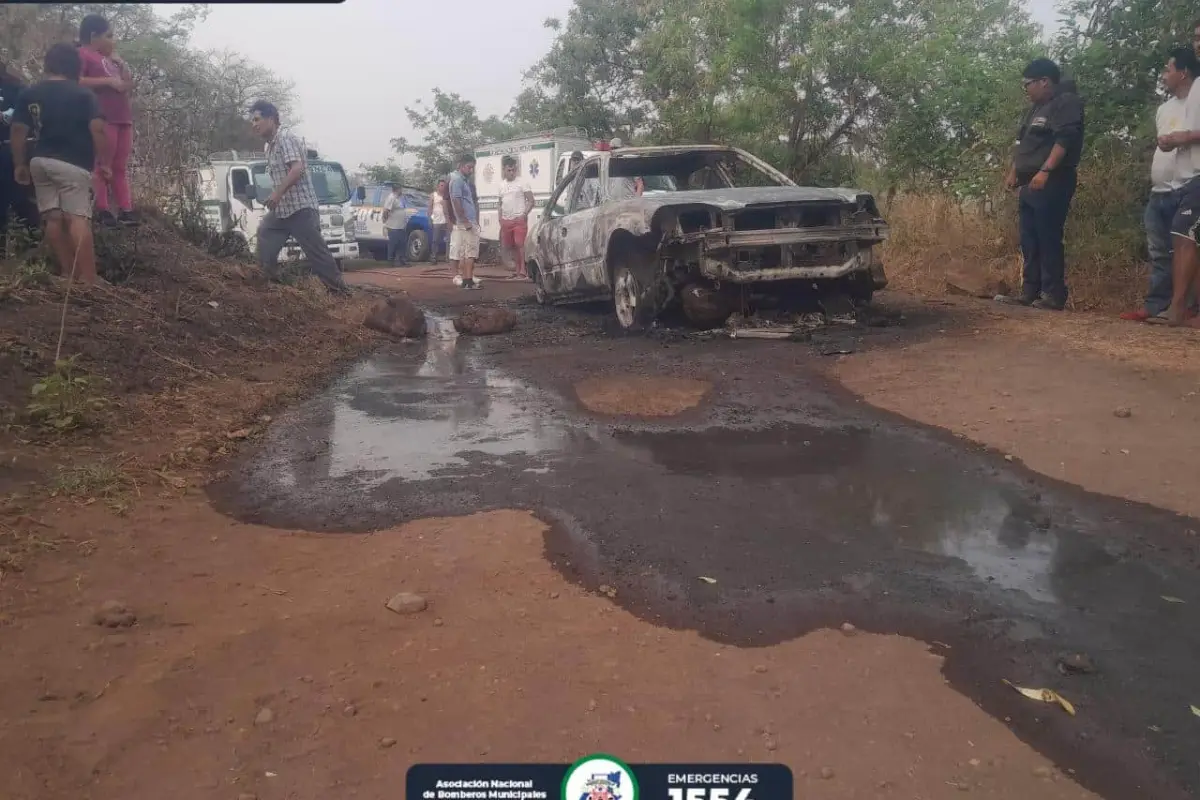 Bomberos localizaron dentro de un vehículo incendiado a dos personas fallecidas en Agua Blanca, Jutiapa., 