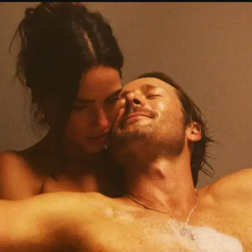adria arjona glen powell ,